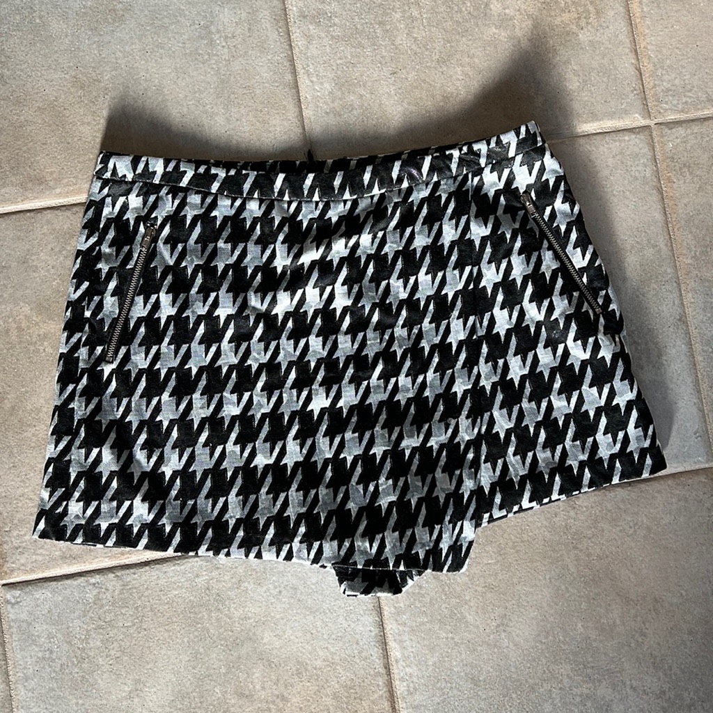 Black And White Design Lab Skort. Zippered Pockets